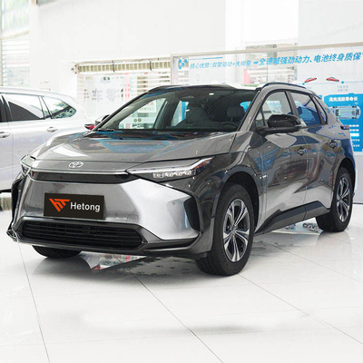 Toyota Bz4X SUV elétrico pessoal com grande capacidade e em vermelho/azul