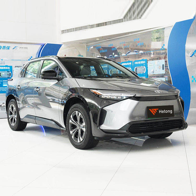 Toyota Bz4X SUV elétrico pessoal com grande capacidade e em vermelho/azul