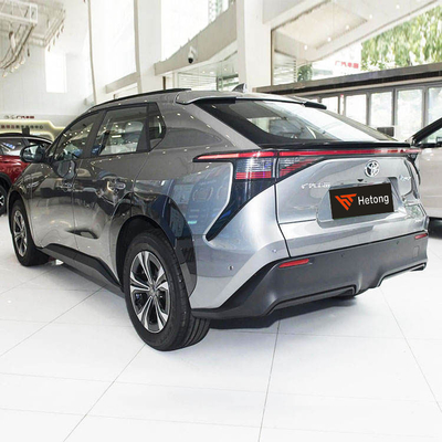 Toyota Bz4X SUV elétrico pessoal com grande capacidade e em vermelho/azul