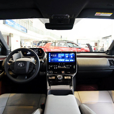 Toyota Bz4X SUV elétrico pessoal com grande capacidade e em vermelho/azul