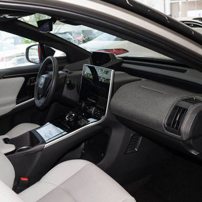 Toyota Bz4X SUV elétrico pessoal com grande capacidade e em vermelho/azul