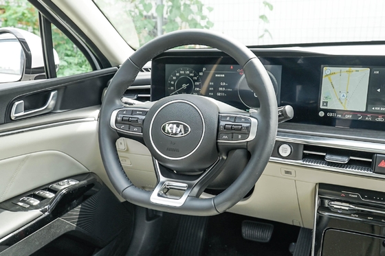 Kia K5 Sedan 4 portas 5 lugares Direção esquerda Carros a gasolina 176kw Velocidade máxima 220 Potência
